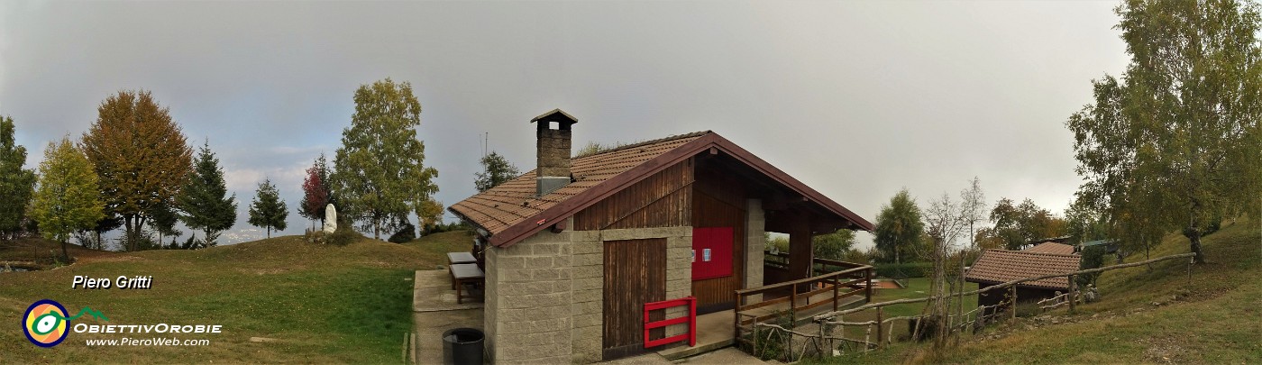 92  Al Rif. 'I Lupi' (1270 m)  di Brembilla con cielo nuvoloso e nebbie.jpg